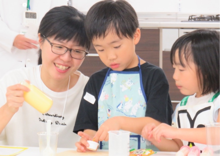 ミルクプリン作りと食品表示の学習の様子