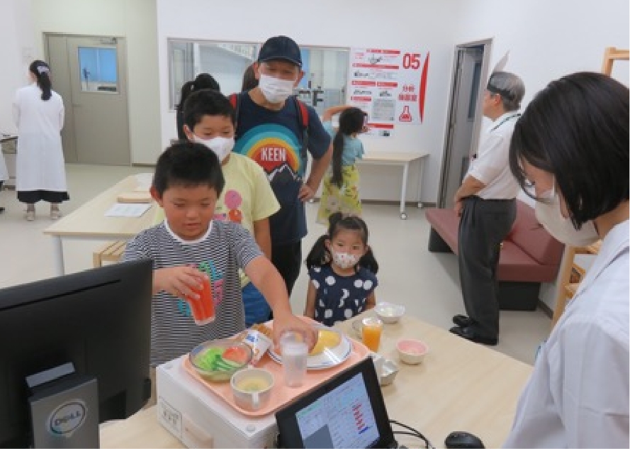ミルクプリン作りと食品表示の学習の様子