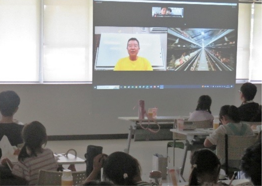 ミルクプリン作りと食品表示の学習の様子