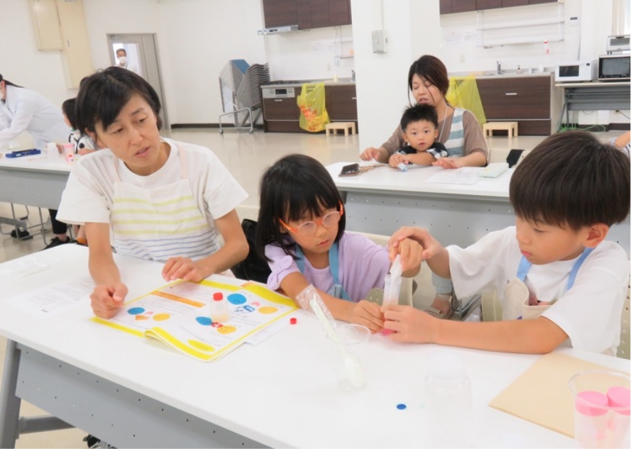 ミルクプリン作りと食品表示の学習の様子